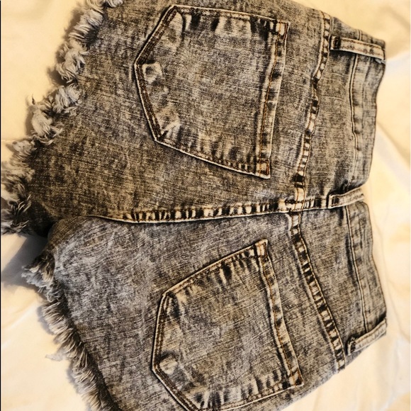 Stonewashed high waisted cut off shorts - Picture 3 of 4